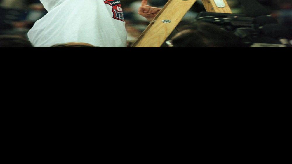 1997 Arizona basketball wins the NCAA tournament