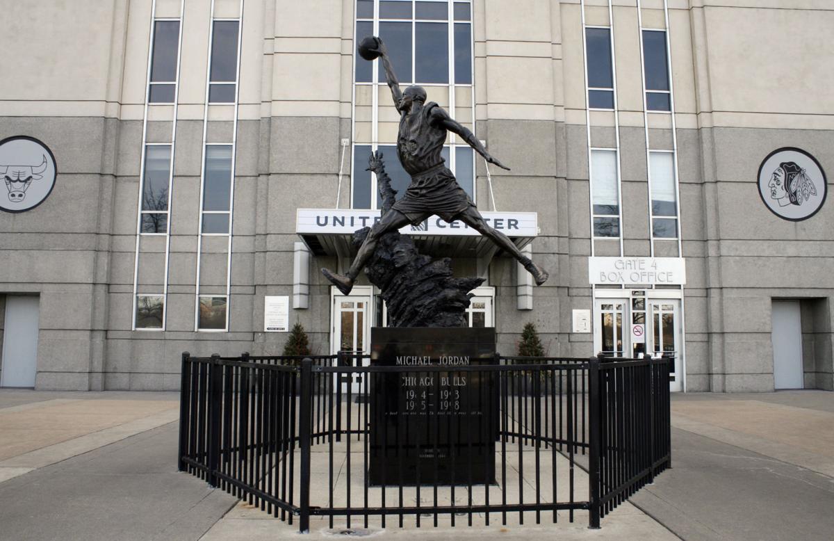 Kings honour Robitaille with statue outside arena