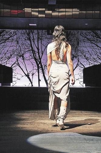 Designer here for night of fashion, art  