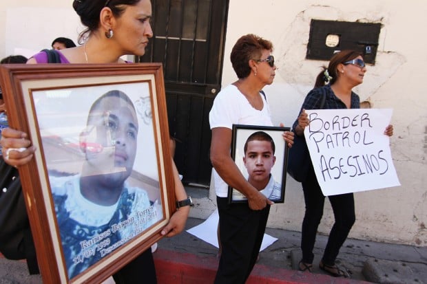 Family and friends protest shooting deaths in Nogales, Son.