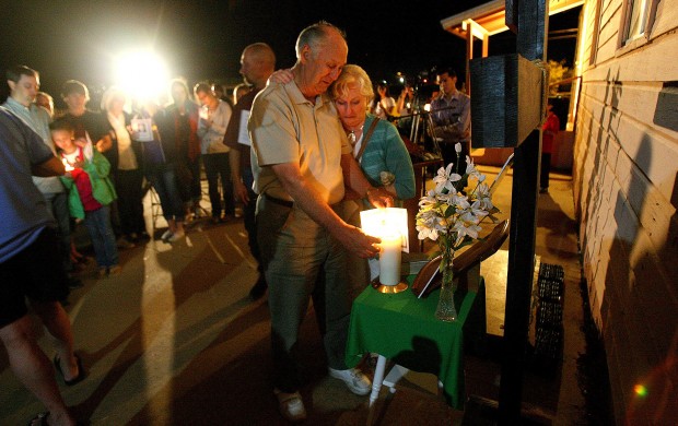 30 relatives of slain border agent travel to AZ to support his family    