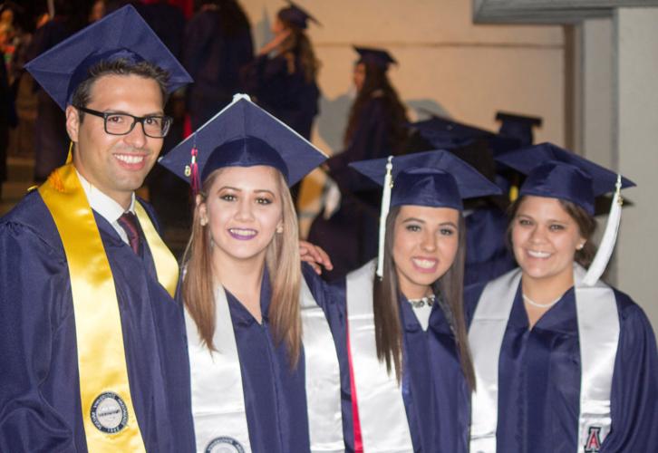 UA Hispanos graduados