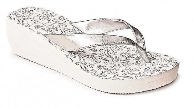 Must-pack clothes for summer vacation  