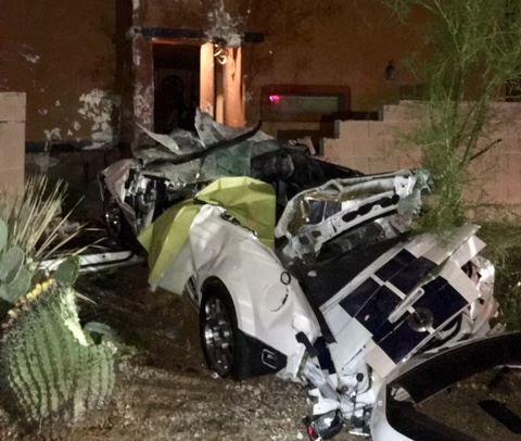 Conductor de Ford Mustang muere cuando el auto choca contra una casa en el lado este de Tucson mustang crash Conductor de Ford Mustang muere cuando el auto choca contra una casa en el lado este de Tucson