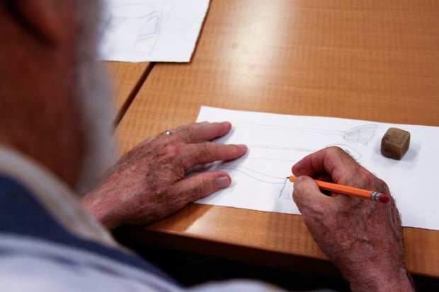 Artist helps seniors with drawing skills   