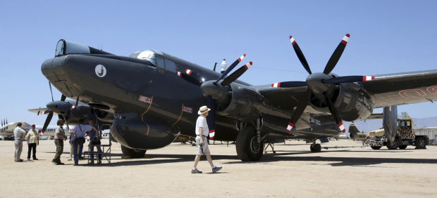 Visitors get into British planes    