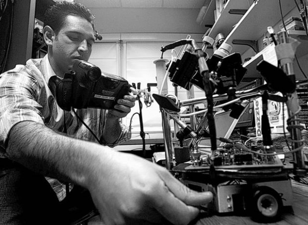 Simple moth might command robot  