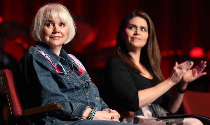 Linda Ronstadt Music Hall (le)