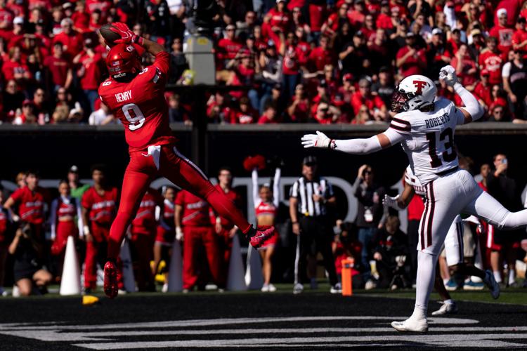 Cincinnati Bearcats wide receiver Malachi Henry (9) catches a touchdown pass as Texas Tech Red Raiders linebacker Ben Roberts
