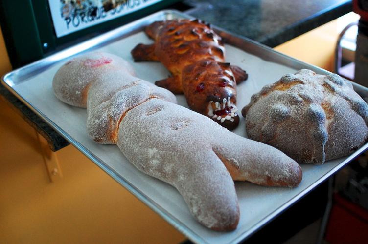 Skeleton pan de muerto