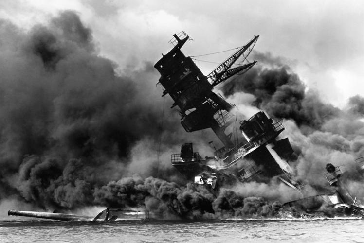 USS_Arizona_(BB-39)_burning