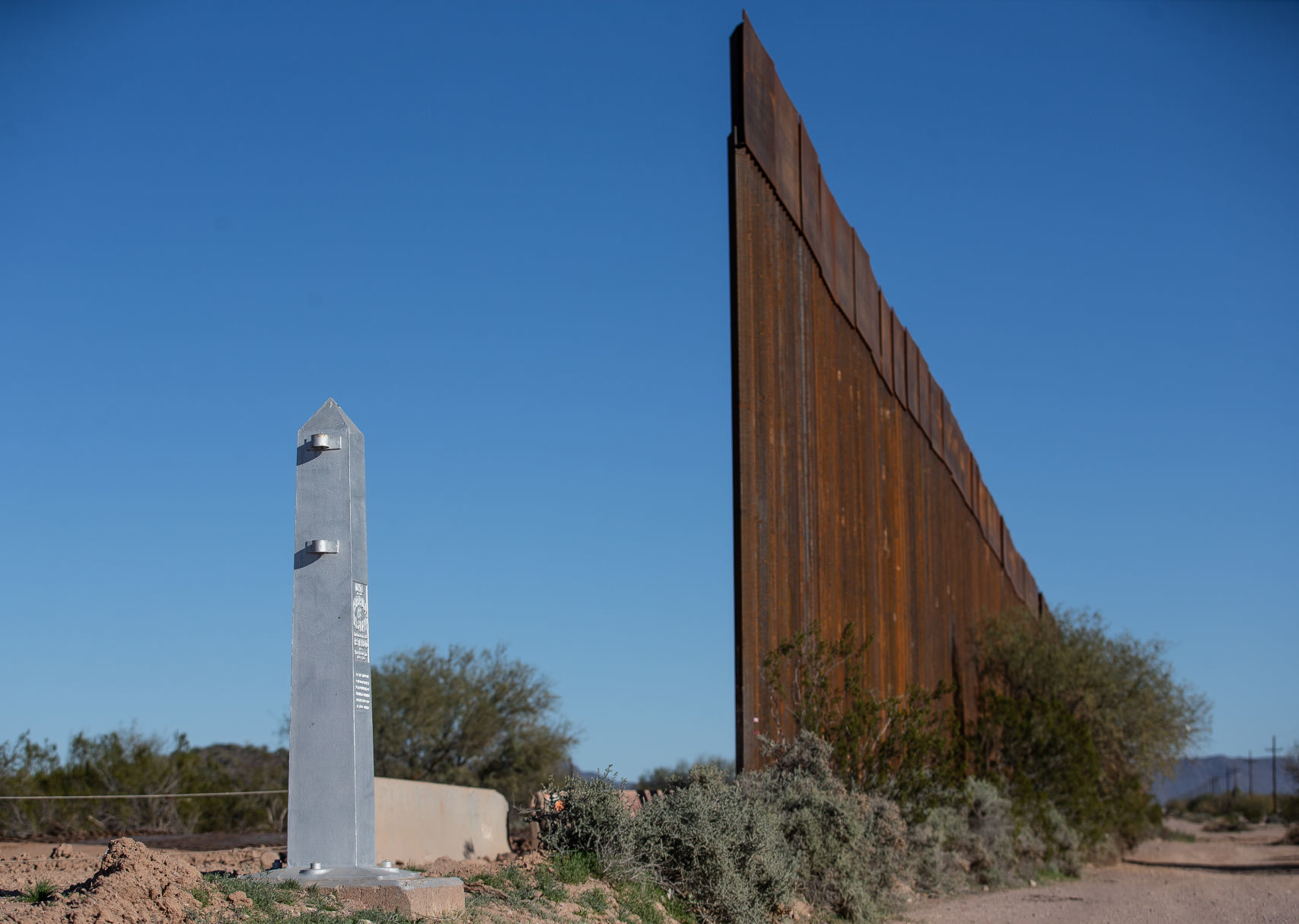 Steel for border wall going up in Arizona made by company with Trump PAC ties picture