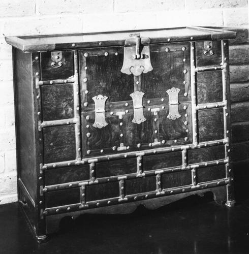 1957 photos: Burnt adobe accents this home