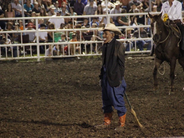 Rodeo clown banned from Mo. State Fair for Obama skit, mask    