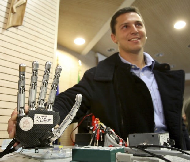 Bionic hand let man guide, feel motions  