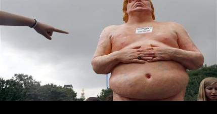 Estatuas de Trump desnudo causan asombro en EEUU