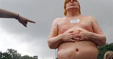 Estatuas de Trump desnudo causan asombro en EEUU