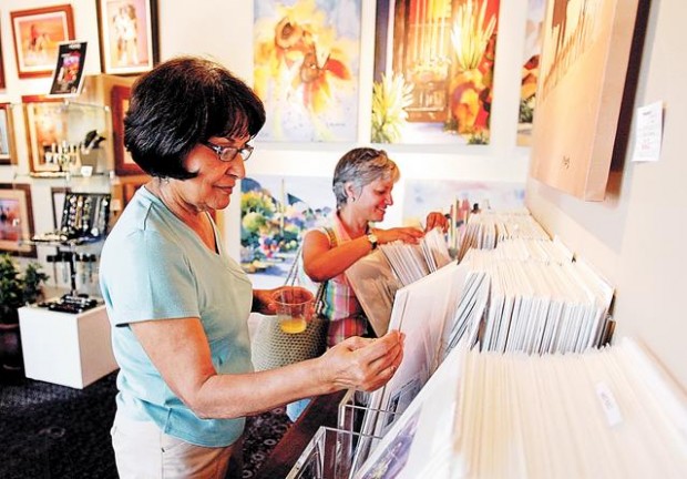 Sunday mimosas flow along Gallery Row  