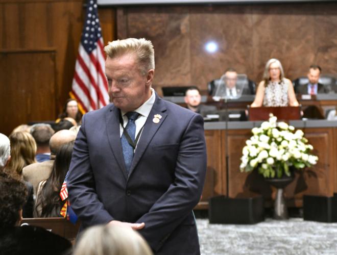 Kern turns his back to Hobbs