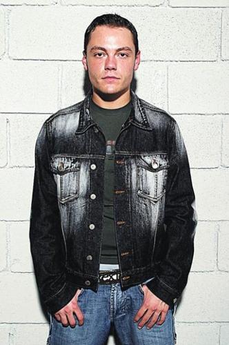 Desprecia Tiziano a mexicanas y las llama bigotonas  