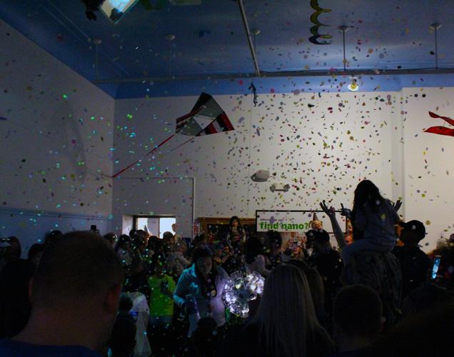 Confetti Noon Year