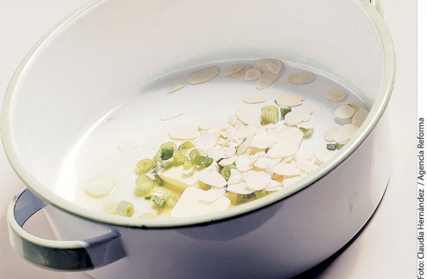 Sopa de manzana y almendras  