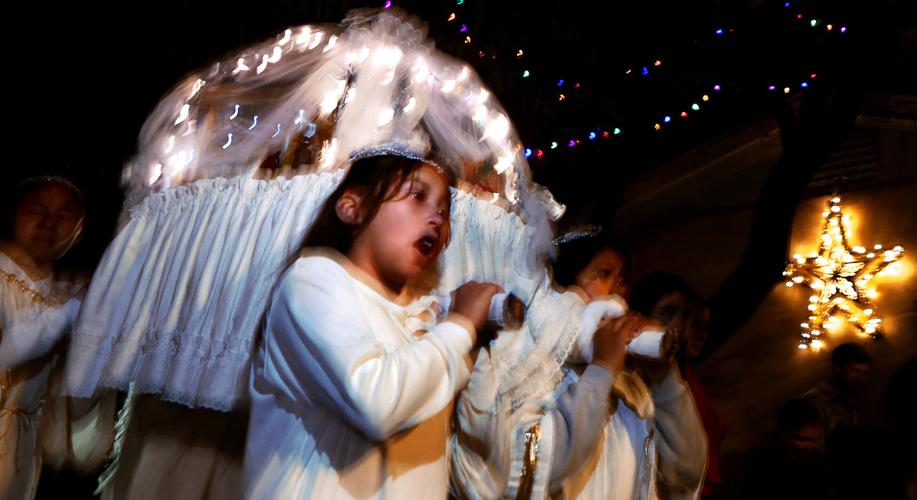 Las Posadas procession