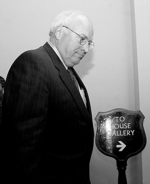 Hunter shot by Cheney suffers mild heart attack  