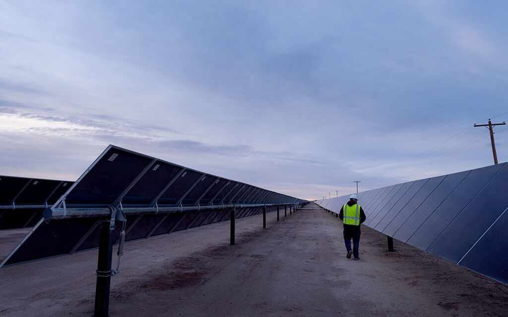 Solar plant  near Flagstaff expected to offset 1 billion pounds of CO2 each year