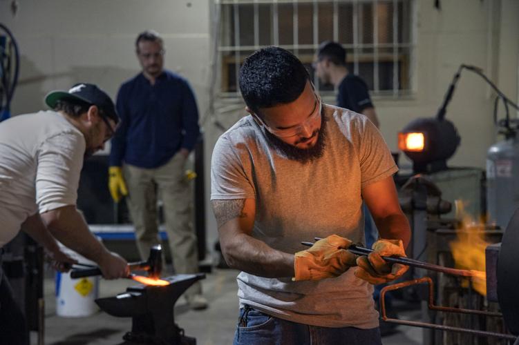 Blacksmith school español