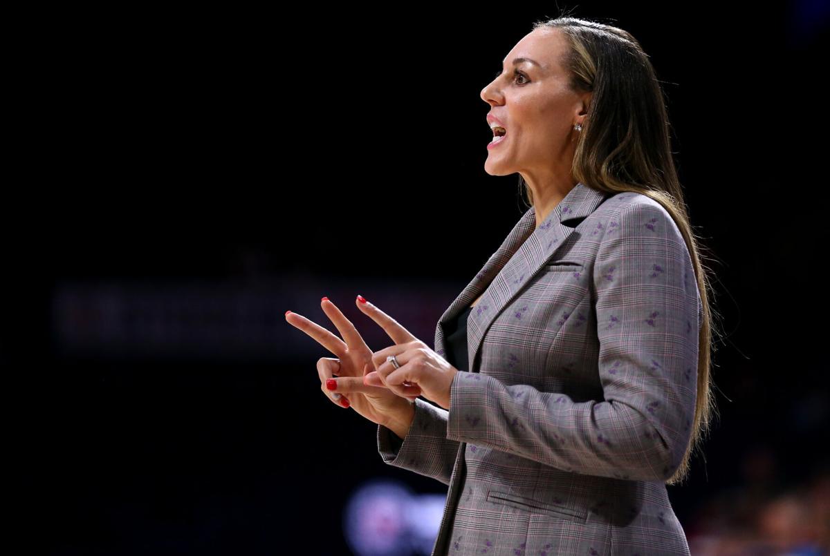 050521-tuc-spt-uawomenshoops-p1