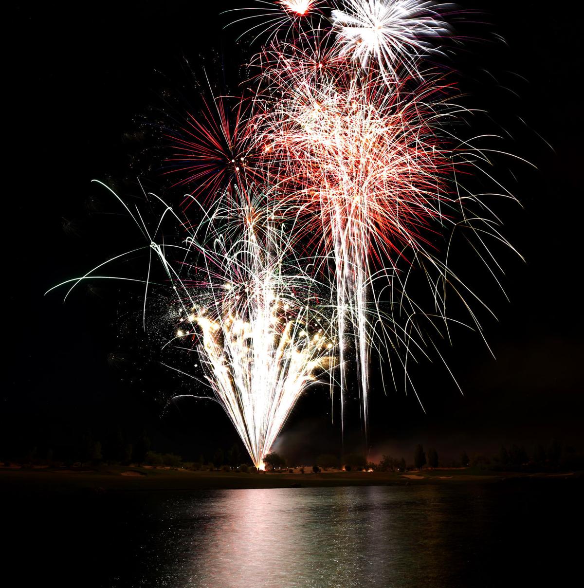 Albums 105+ Pictures pictures of real fireworks in the sky Full HD, 2k, 4k Albums 105+ Pictures pictures of real fireworks in the sky Full HD, 2k, 4k