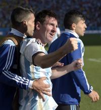 Messi sufre, pero vuelve a resolver