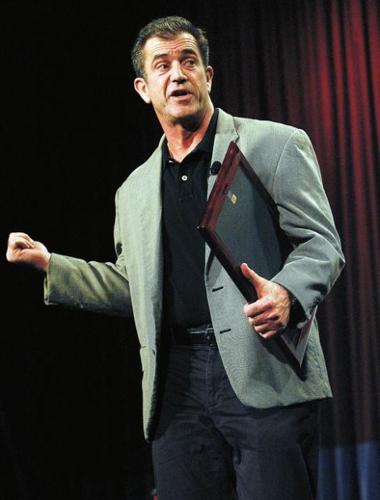 Va Gibson tras el Padre Kino  
