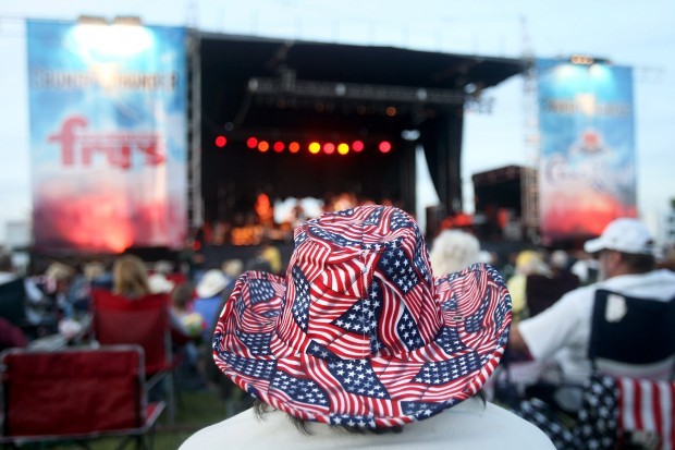 Country Thunder music, vendors roll on in