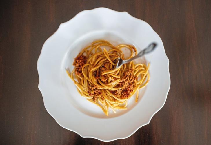 Spaghetti served with piquant sun-dried tomatoes and pistachio pesto.