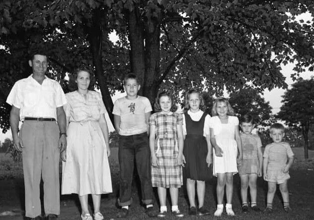 1-Daddy, Mama, JimEd, Marietta, Alberta, Doris, Joseph, & Jerry Older siblings.jpg