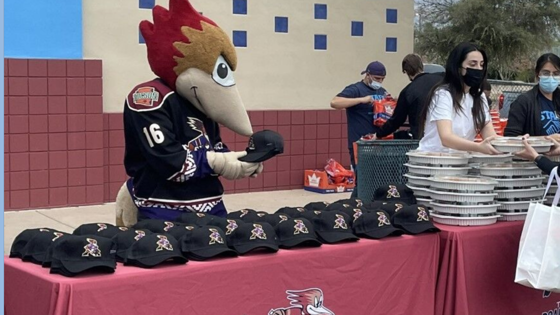 Tucson Roadrunners, fans team up to deliver Thanksgiving meals to local families | Roadrunners