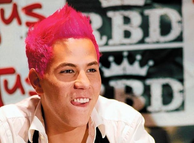 Revela integrante de RBD es gay  