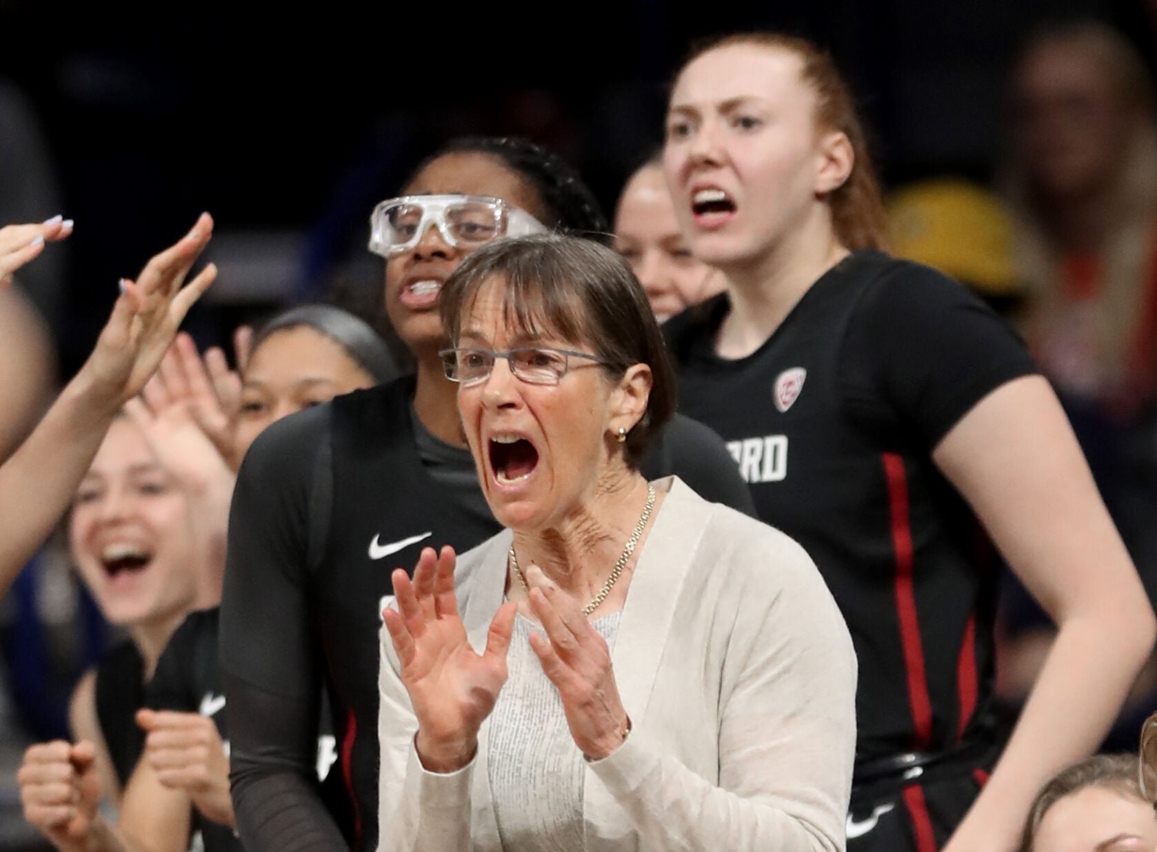 010223-tuc-spt-uawomenshoops-p2