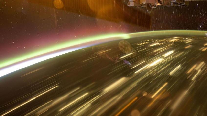Photo: Arizona Daily Star Auroras dazzle in space station photo