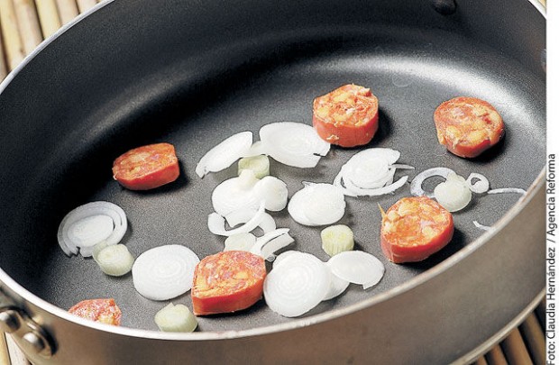 Chalupas de papa y chorizo  