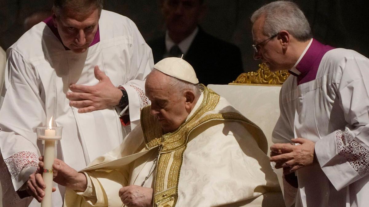Pope Francis returns to public eye for Easter vigil Mass