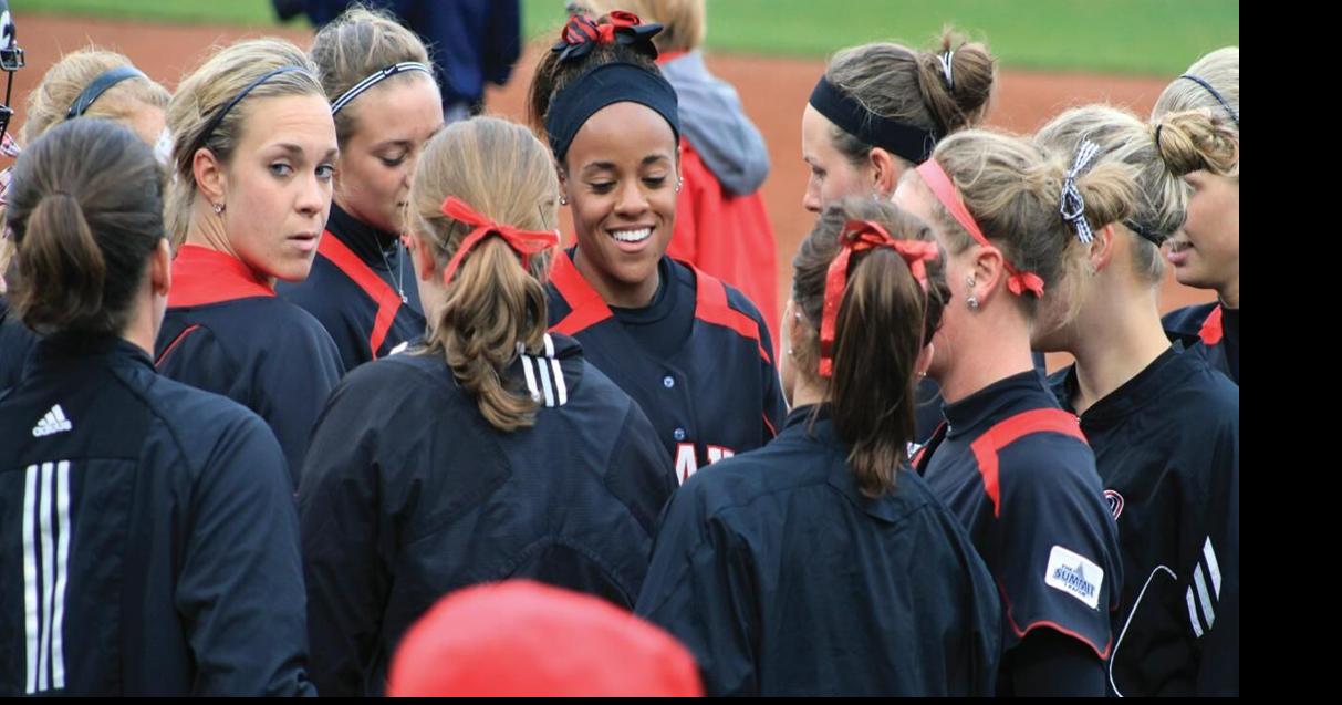 Despite battles with mother nature, UNO softball rolls on Softball