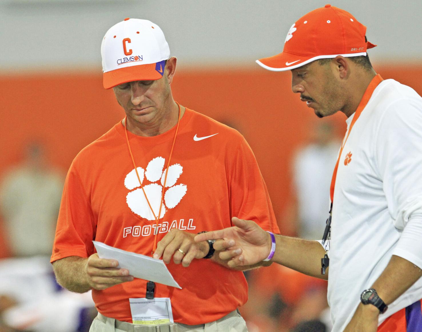 Tigers Cavaliers, Elliott to town today College