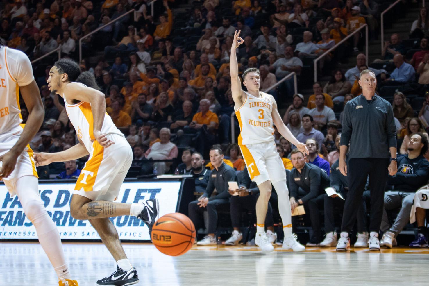Knecht's 24 points lead Tennessee basketball past Wisconsin Men's