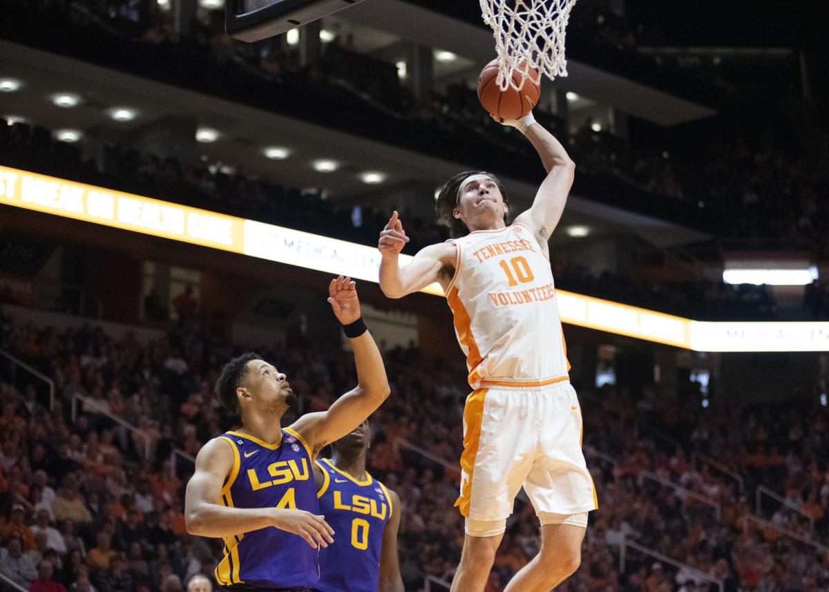 Tennessee Wins Slugfest Against South Carolina Men S Basketball Utdailybeacon Com