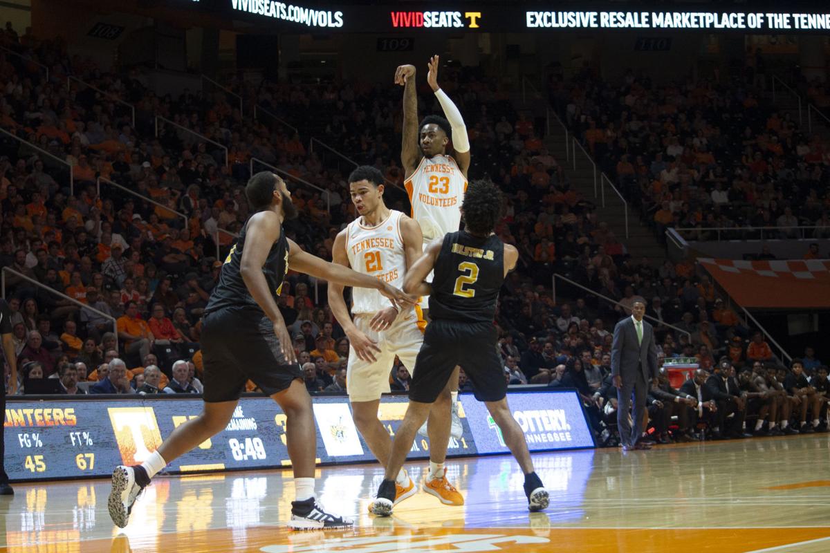 Bowden And Turner Eclipse 1 000 Career Points As Tennessee Blows