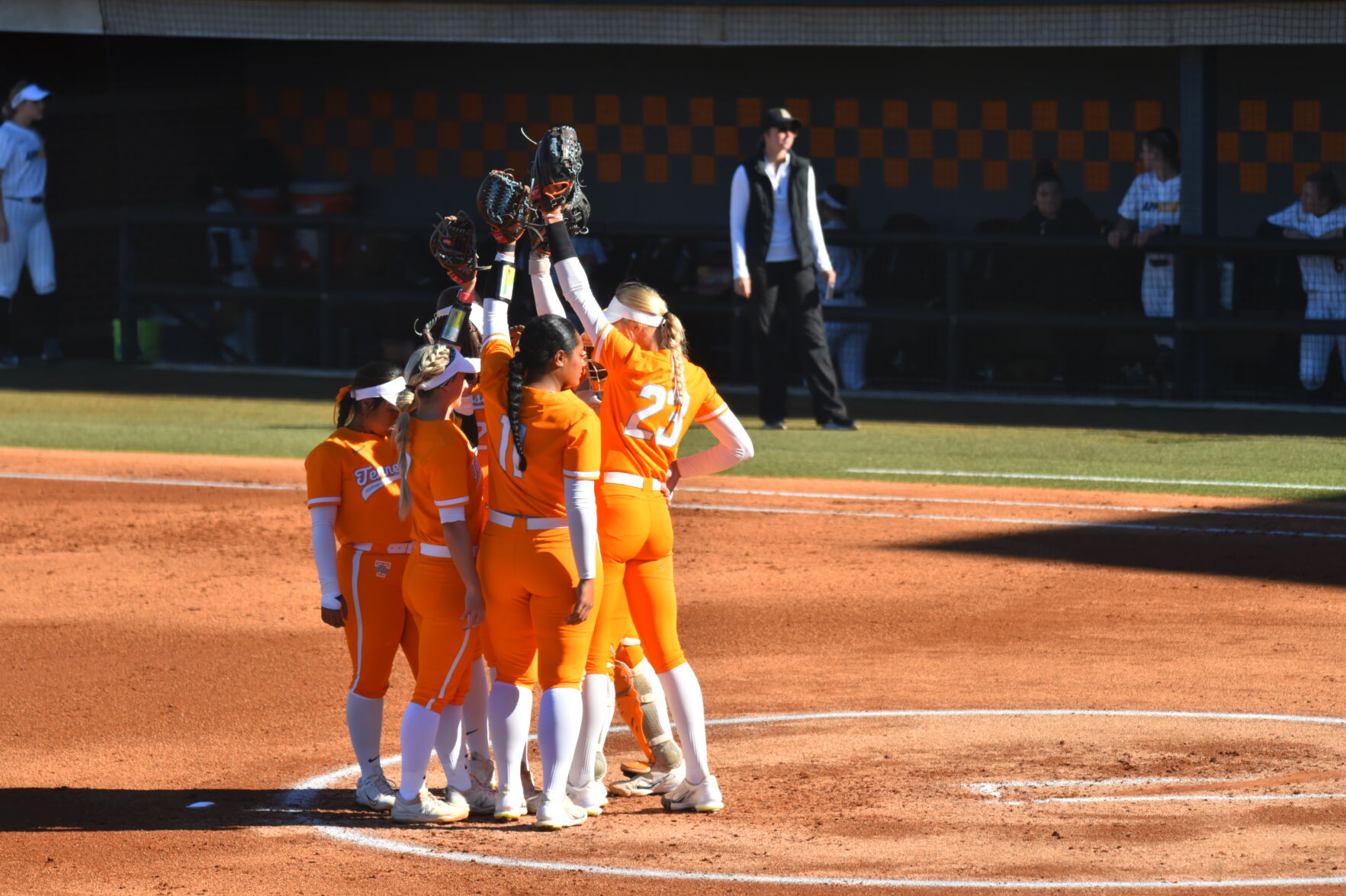Lady Vols Softball Complete Sweep With Two Wins Over Ole Miss 