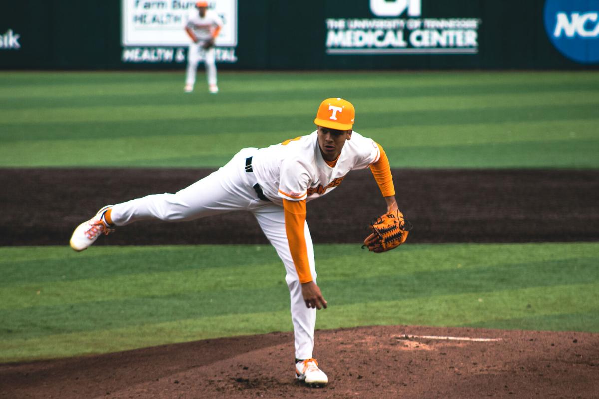 Dickey emerges as offensive force as Tennessee sweeps Iona